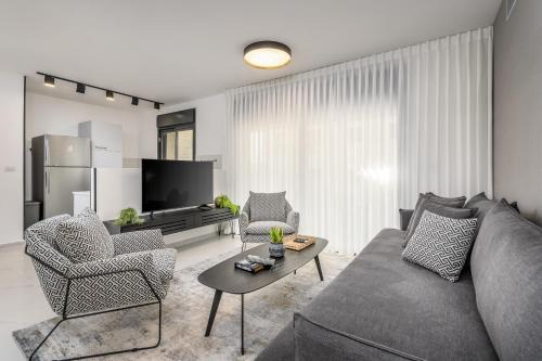 Kiryat HaLeom Apartment | Designed 2BDR&2Bth w Parking- mahne yehuda sea u jerusalem