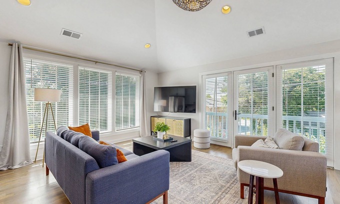 Belmont - Hillsboro Apartment | Designer 12 South gem - full kitchen & central AC - steps to shops & dining
