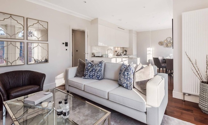 Ravenscourt Park Apartment | Designer 3 Bed Apartment with Balcony - 140