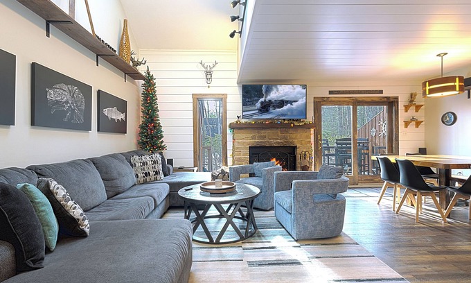 Lake Harmony House | Designer Cabin 3-Min Walk to Exclusive Lake Club! 2-Min Drive to Ski Lifts!