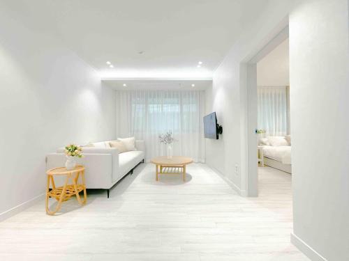 Yeonnam-dong Apartment | Designer Cozy 3BR House in Hongdae