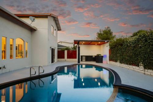 Del Rey House | Designer Dream- Pool and spa- Game Room- Sleeps 10