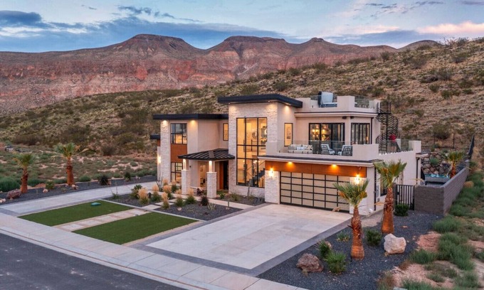 Hurricane House | Designer Golf Retreat~ Pool Rooftop Hot Tub