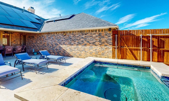Lubbock House | Designer Home - Private Pool, Pool Spa, Outdoor Kitchen, Office, Dog-Friendly