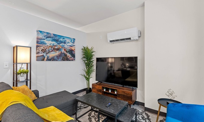 Westown Apartment | Designer Luxe 1BR in Historic West Town/Fast WI-FI