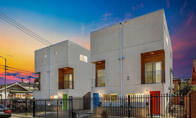 Westlake House | Designer Luxe Home + Parking! | Sleeps 8!
