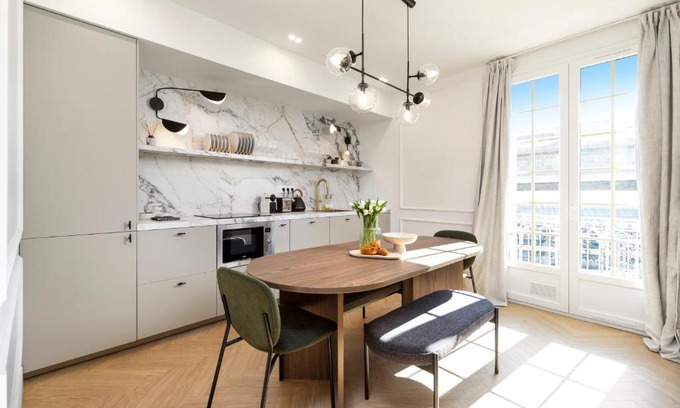Vernier Apartment | Designer Top Floor Peaceful Elevator Fiber Wifi, Balcony