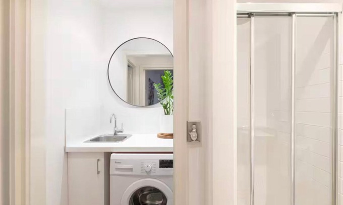 Brunswick East Apartment | Designer townhome adjacent to East Brunswick Village 2min to tram plus private parking