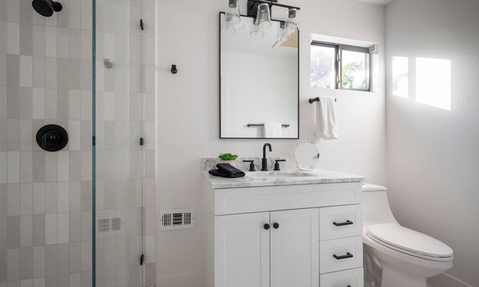 South Congress Villa | Designer Villa - Spacious, Modern Luxury Retreat close to SoCo and Downtown