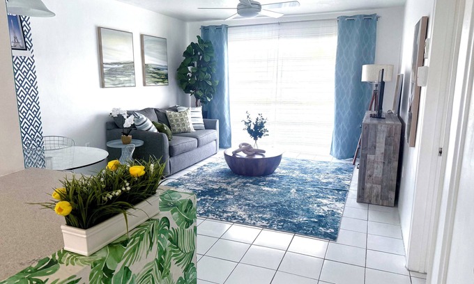 Aventura Condo | Designer’s 1-Bedrm condo 1-Block to Aventura Mall! Parking