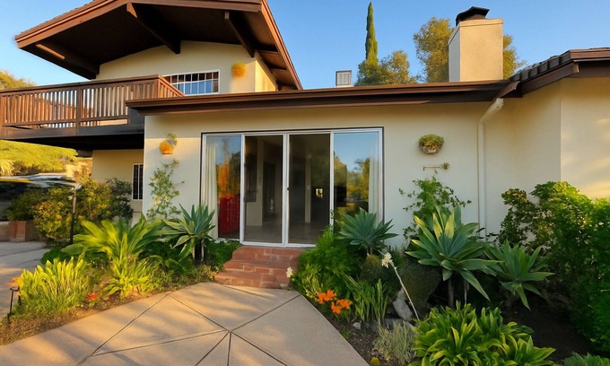 Fallbrook House | Designer’s Secluded Sanctuary near Temecula - Luxe Bedding & Hilltop Views