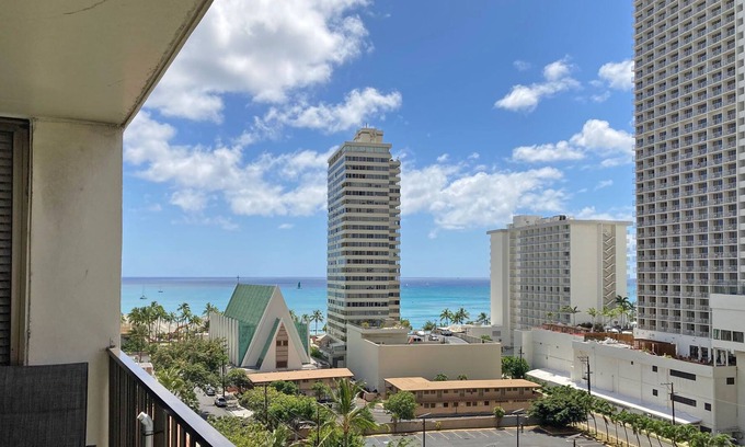 Waikiki Condo | Desirable Corner Unit - Ocean View- Free Parking and Wi-fi