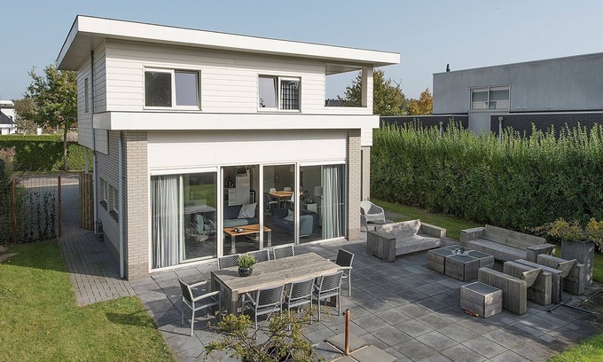 Zeewolde House | Detached 6-person villa with modern kitchen, two bathrooms and cozy living areas inside and outside.