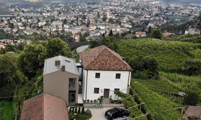 Lana Apartment | Detached apartment in a panoramic location with a view of the Burggrafenamt.