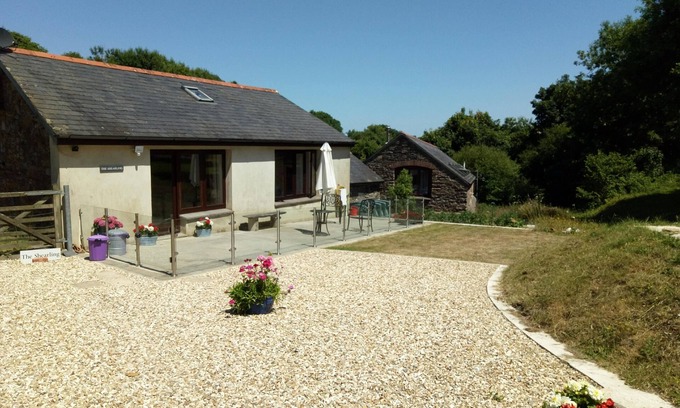 Totnes House | Detached barn in South Hams near to Dartmouth, ideal for guests with dogs.