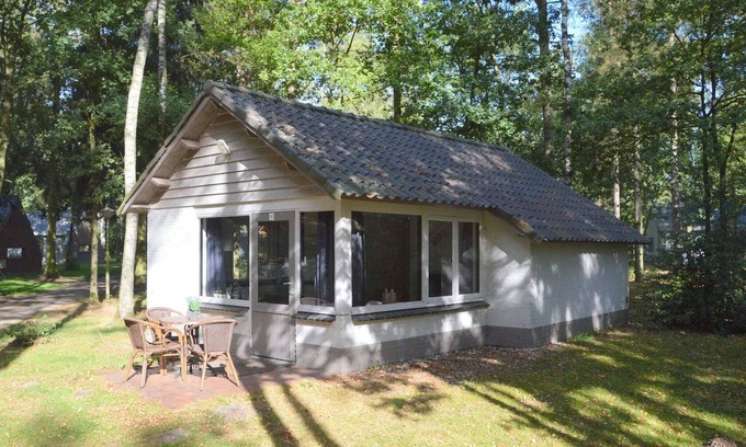 Stramproy House | Detached cottage on quiet park
