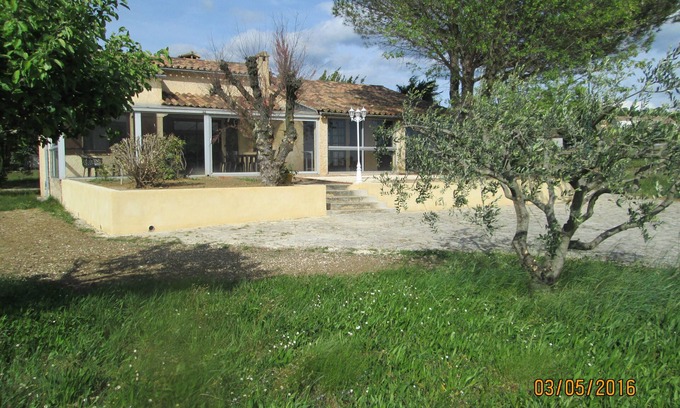 Barjac Villa | DETACHED COUNTRY HOUSE WEEKLY RENTAL PLOT 2400 M2 WOODED FENCED