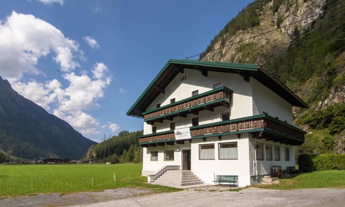 Huben House | Detached group house with ski storage room