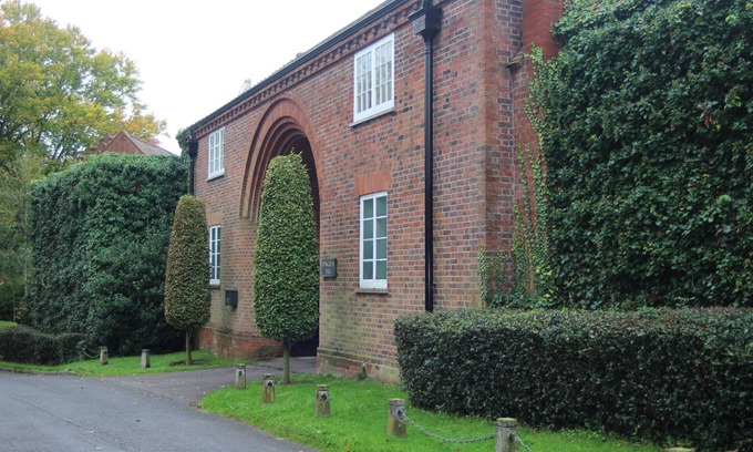 Runnymede Cottage | Detached Luxury Gatehouse in rural surroundings on a small country estate