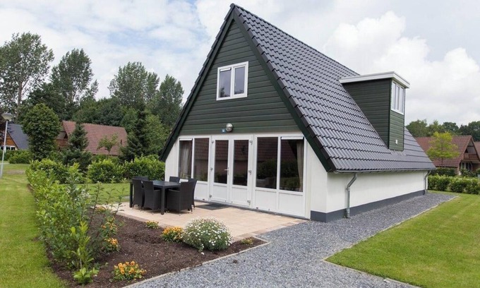 Susteren House | Detached villa with 3 bedrooms, 2 bathrooms and a terrace