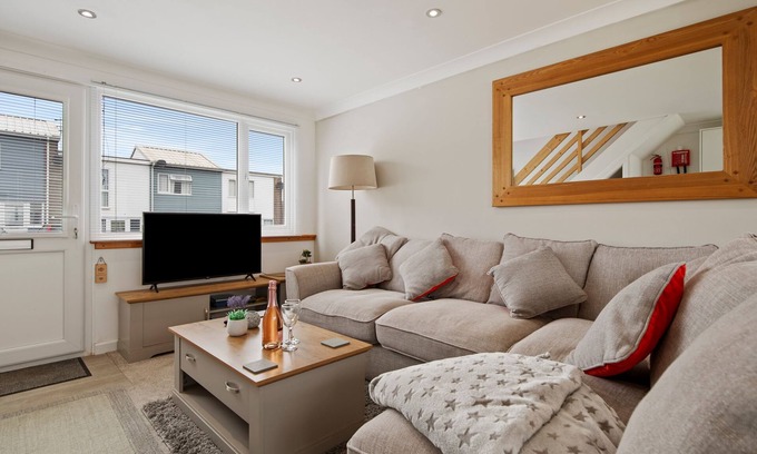 Pembroke House | Dewis Da - Short walk from beach, parking