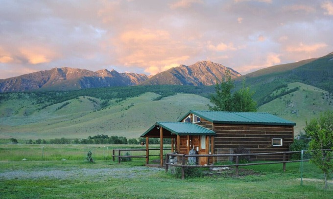 Livingston Cabin | Dexter Peak cabin, elegantly rustic near YNP/Chico