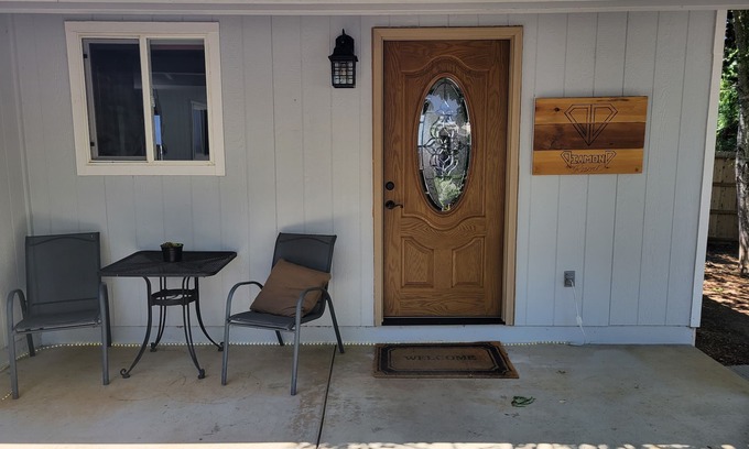 Grants Pass Cottage | Diamond D Fully Furnished 1 Bedroom Guest House
