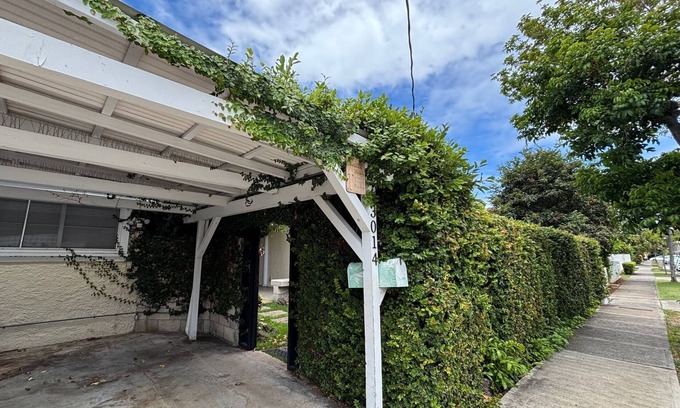 Diamond Head - Kapahulu - St. Louis House | Diamond Head Hale | Steps to Sand
