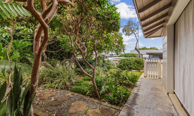 Diamond Head - Kapahulu - St. Louis Apartment | Diamond Head | Walk Score 85 | AC, W/D, Workspace