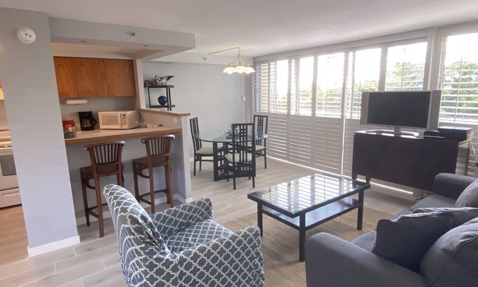 Diamond Head - Kapahulu - St. Louis Condo | Diamondhead Location, Spacious, Super Clean, King One Bedroom Suite Sleeps 4