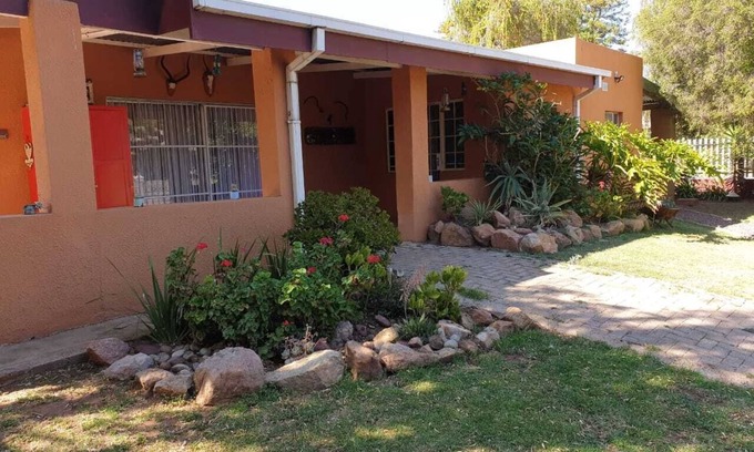 Vredefort House | Die Blikhuis Guest house