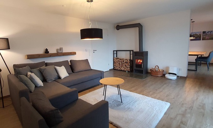 Cham Apartment | Die Ferienwohnung Befindet Sich am Rande der Stadt Cham im Bayerischen Wald. Der Chamer Ortsteil Katzberg ist Dörflich Geprägt und Grenzt Unmittelbar an die Kreisstadt Cham in der Oberpfalz mit Ihren Knapp 17.000 Einwohnern. Die Ferienwohnung Bietet