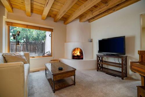 South Capitol House | Diego Getaway- Courtyard - 3BR & Office