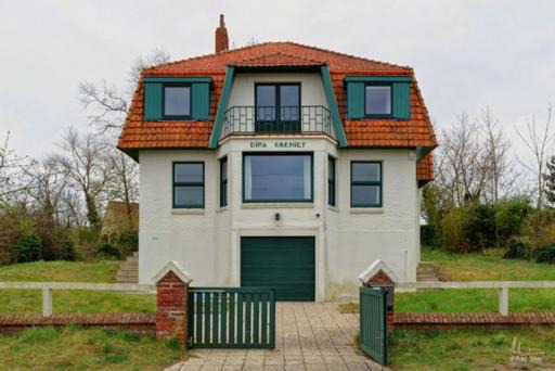 Witte Burg House | Dima Gbeniet