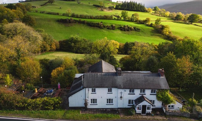 Pengenffordd Bed & Breakfast | Dinas Castle Inn (The Dragons Back)