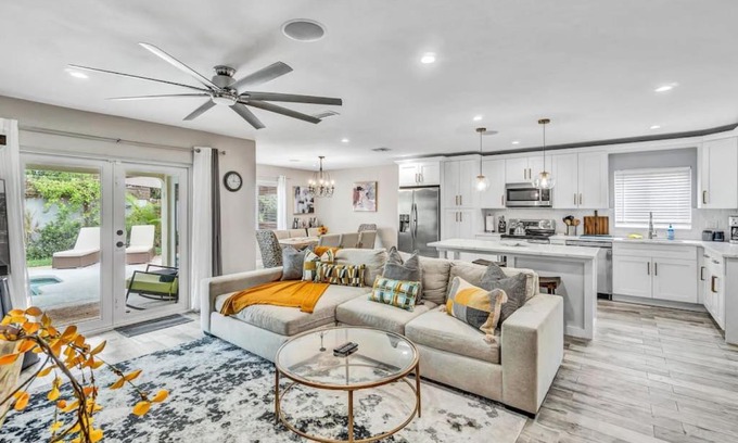 Tropic Palms House | Dinas Home with Modern Interior and Heated Pool