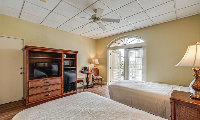 Naples Apartment | Direct 10,000 Islands Access: POI Resort Studio