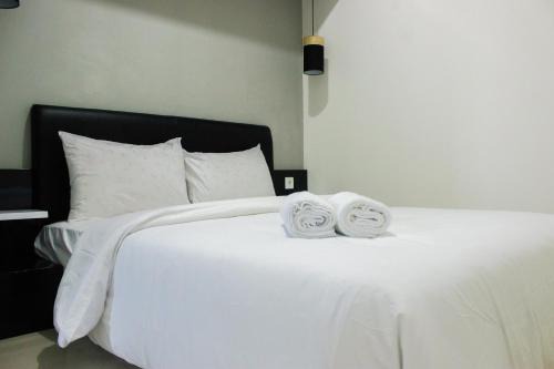 Hegarmanah Apartment | Direct Access to Pool 2BR Apartment at Parahyangan Residence By Travelio