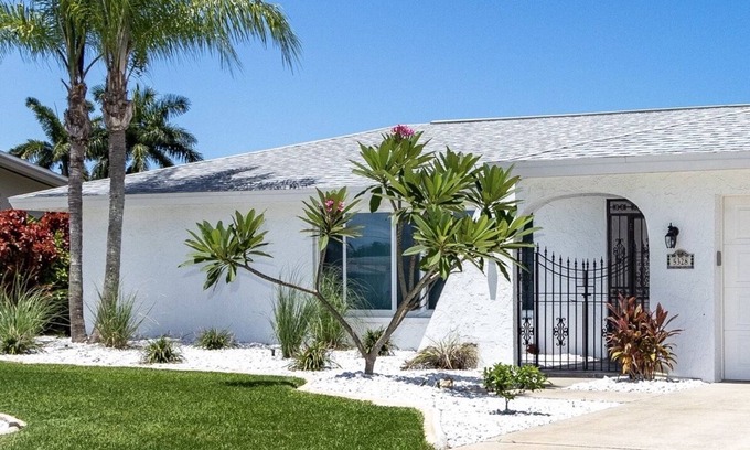 Pelican House | DIRECT ACCESS WATERFRONT. RELAX. Everything you need for a great vacation. 🌴