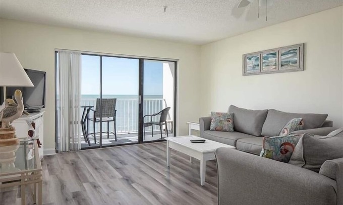 Madeira Beach House | Direct Gulf View! Sleeps 6