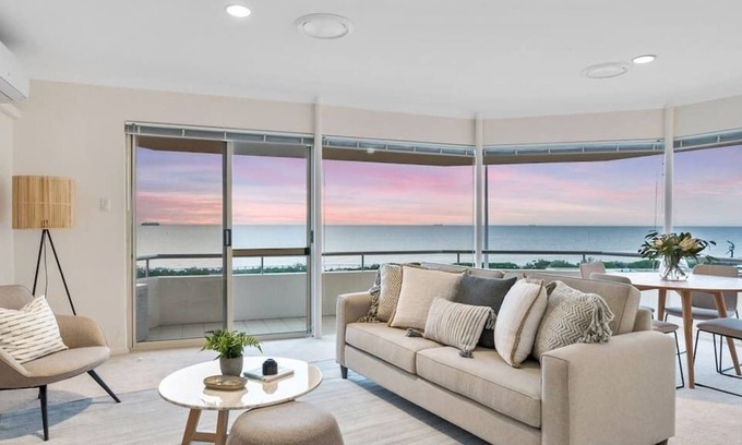 Cottesloe House | Direct ocean front house! Free WIFI and parking.