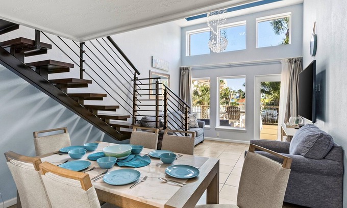 Galveston Condo | Direct Pool Access, 2 kings, Beach