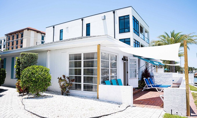 Bay Esplanade Villa | DIRECT WATERFRONT 2BDRM Villa with full kitchen, fish from porch