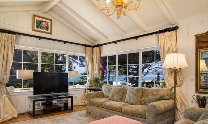Golden Rectangle House | Directly across from Carmel Beach - walk to town.