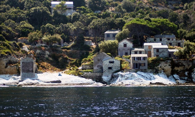 Chine House | Directly at the water's'edge, in the front line on the rocks