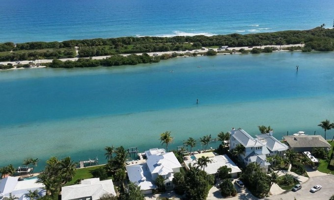 Jupiter House | Directly On The Turquoise Intracoastal - Luxury 5 BR House with boat dock