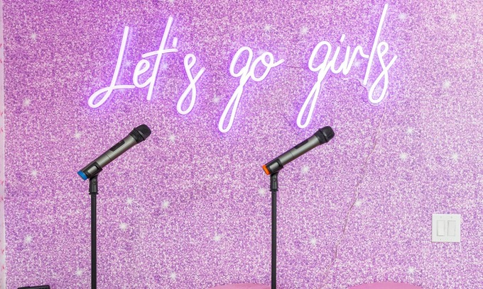 East Bank Condo | Disco Cowgirl Bachelorette Bash Pad - Pool - Karaoke - 5 Queen Beds - Downtown
