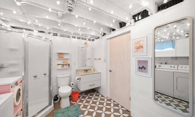 Des Moines House | Disco Dreamhouse ✨ Fully Fenced Yard, Pet Friendly, 7 minutes from Downtown