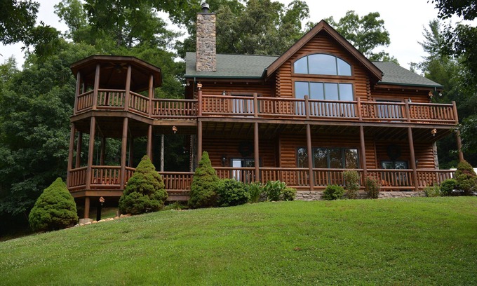 Gatlinburg - Pigeon Forge Cabin | Discounted Prices for 2025! STUNNING VIEW, EASY ACCESS and GREAT LOCATION!