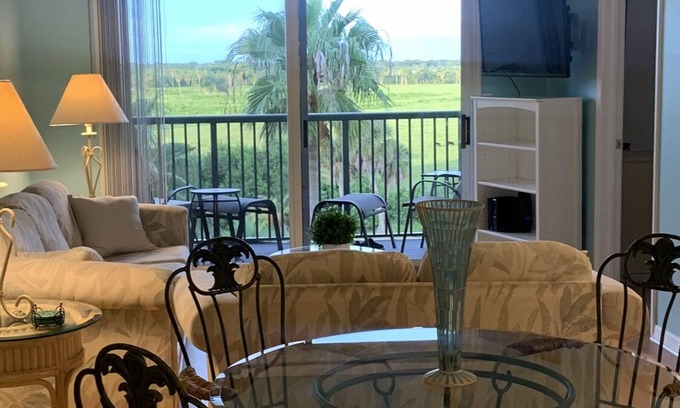 Palmetto Condo | Discounted Rate! Terra Ceia Bay Golf & Tennis Club and a modest drive to Beaches